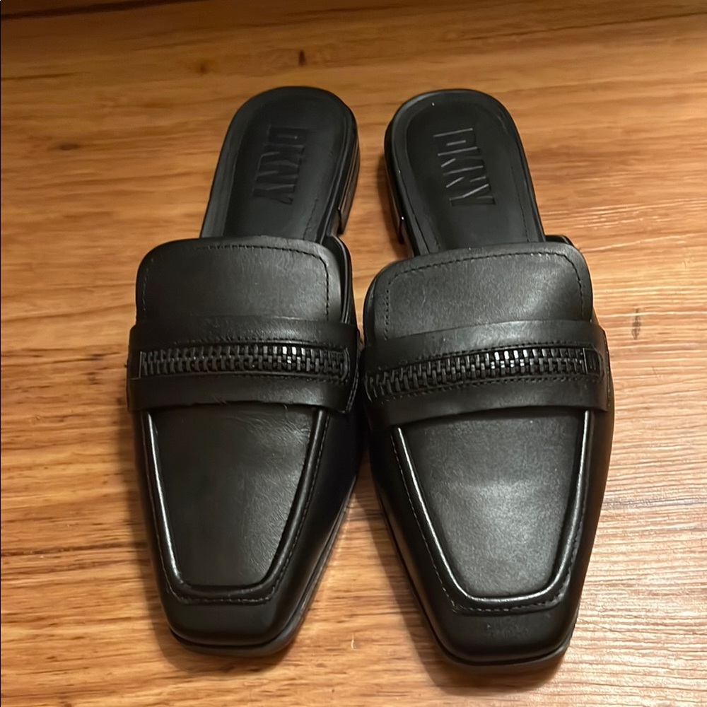 Dkny Black Leather Square-Toed Flats